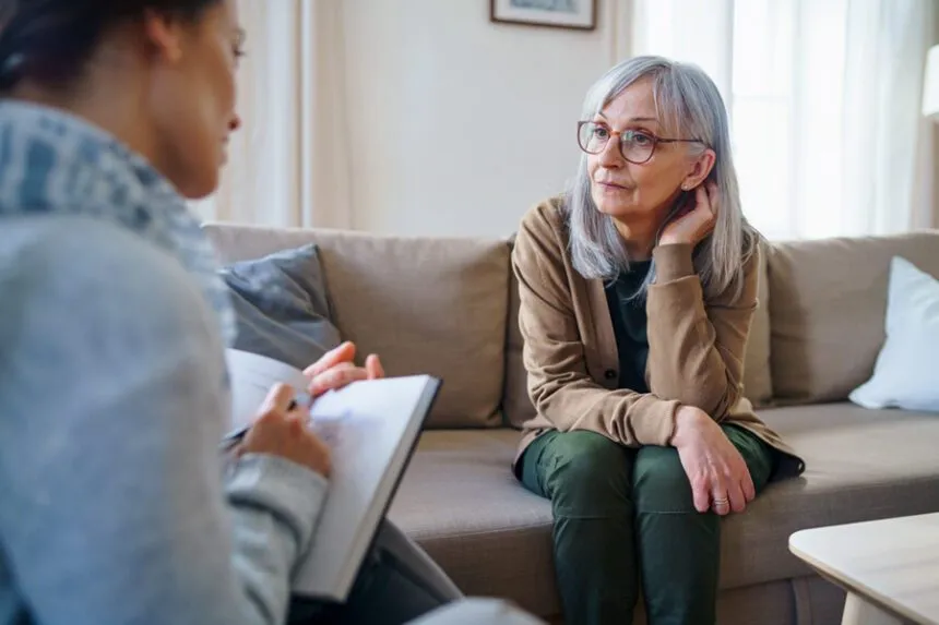 Mujer adulta mayor conversando con su psicólogo para adultos mayores en Escazú