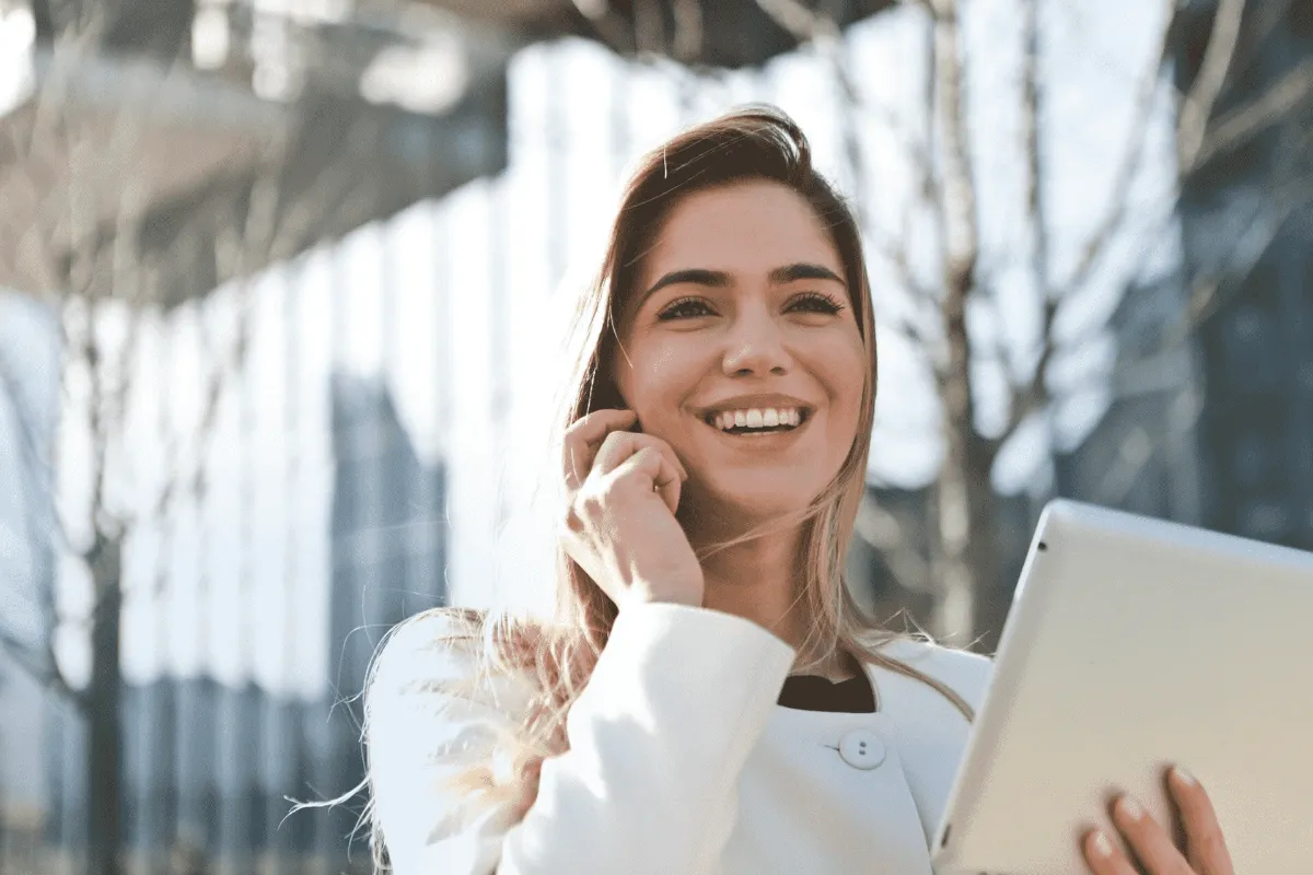 Mujer sonriente hablando por teléfono, un ejemplo de bienestar emocional en el día a día